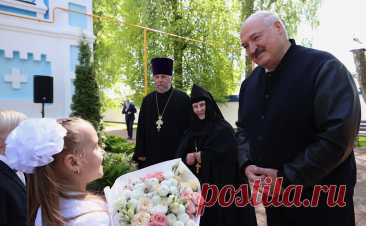 Лукашенко понадеялся на обретение в мае мира у «братского народа». Лукашенко отметил, что приехал в храм неподалеку от реки Днепр, поскольку она долгое время объединяла россиян, украинцев и белорусов. Он пожелал наступления мира в этом месяце