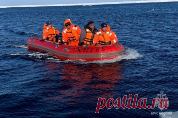 В Магаданской области более 20 рыбаков унесло в море на отколовшейся льдине. Спасатели провели эвакуацию.