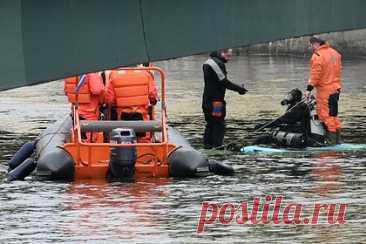 Упавший с моста в Петербурге автобус подняли из воды