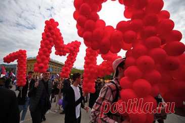 1 мая: какой праздник сегодня отмечают в России и мире. 1 Мая прежде всего известен как День труда — международный праздник, который напоминает всем работникам об их правах. Между тем в других странах также отмечают День глобальной любви и даже День покатушек с ветром. О том, какие еще торжества приходятся на 1 мая в России и в мире, — в материале «Ленты.ру».