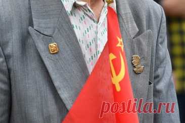 В Германии осудили запрет на показ флага СССР на советских мемориалах