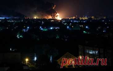 В Луганске произошло несколько взрывов. В оперативных службах отметили, что в городе начался пожар