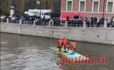 Полиция Петербурга начала проверку после падения автобуса в Мойку. Полиция Петербурга начала проверку после падения рейсового автобуса с пассажирами в реку Мойку.
