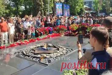 Алматинец зажег внезапно погасший во время торжества Вечный огонь