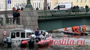 МЧС: спасатели подняли из затонувшего в Петербурге автобуса девять человек. Спасатели подняли из затонувшего в Санкт-Петербурге автобуса девять человек, двое находятся в тяжёлом состоянии. Читать далее