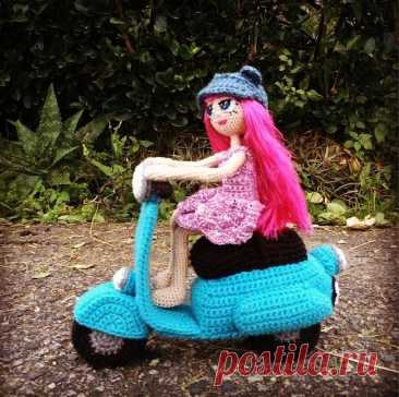 Vespa * Patrón Gratis * Saekita Ganchillo Vespa a ganchillo, patrón gratis para realizar este amigurumi, con videotutorial y grupo CAL de Telegram, anímate a tejer en compañía