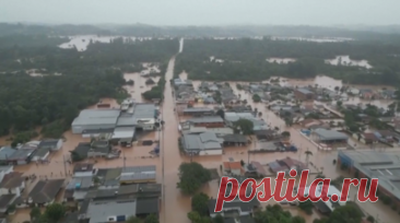 Прорывы дамб, оползни и затопленные дома: на Бразилию обрушилось наводнение. По меньшей мере 29 человек погибли в результате наводнений в штате Риу-Гранди-ду-Сул на юге Бразилии. 60 человек считаются пропавшими без вести. Стихия затронула 213 муниципалитетов штата, где произошли, в том числе, оползни и прорывы дамб. Из-за непрекращающихся проливных дождей более 10 тыс. человек были вынуждены покинуть свои дома. Для помощи местному населению ВС Бразилии направили авиацию и около 600 военных.…
