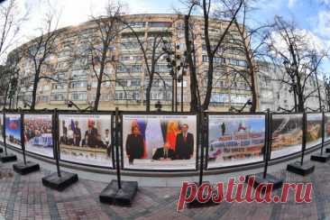 Фотовыставка «10 лет в Родной гавани» на Никитском бульваре. В Москве открыта фотовыставка, посвященная 10-й годовщине воссоединения Крыма и Севастополя с Россией.