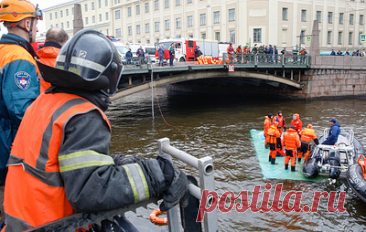 В центре Санкт-Петербурга пассажирский автобус упал с моста в реку Мойку. В нем находились около 20 человек