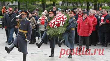 Депутаты КПРФ возложили венки к Могиле Неизвестного Солдата в Москве