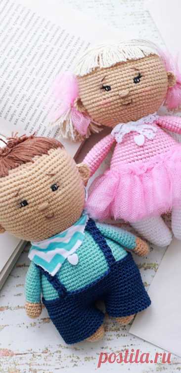 PDF Вязаные Пупсы крючком. FREE crochet pattern; Аmigurumi doll patterns. Амигуруми схемы и описания на русском. Вязаные игрушки и поделки своими руками #amimore - кукла, пупс, куколка, пупсик, мальчик, девочка.