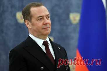 Медведев поздравил россиян советским плакатом с Зеленским вместо Гитлера