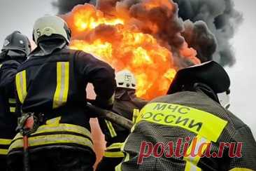 Появилось видео тушения мощного пожара на нефтебазе в ЛНР после обстрела ВСУ