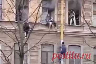 Взобравшийся по трубе дворник спас россиянок от пожара и попал на видео