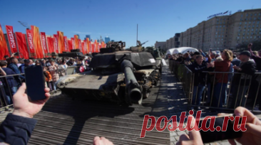 Толпа окружила американский танк Abrams на выставке в Москве. Толпа людей окружила трофейный американский танк Abrams на выставке подбитой натовской техники в Москве. Читать далее