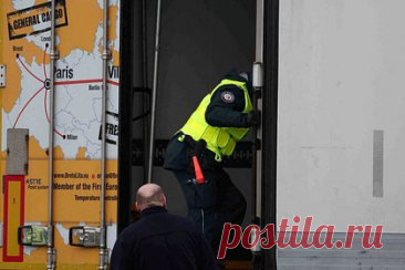 Украинские водители грузовиков нашли способ сбежать за границу