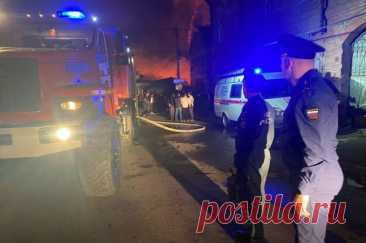 В Астрахани эвакуировали более 100 человек при пожаре на рынке. Торговые павильоны загорелись на площади 1200 квадратных метров.