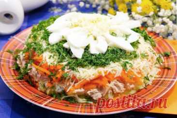 Салат «Хризантема» Этот праздничный слоеный салат «Хризантема» с курочкой и овощами, настоящая находка. Он придется по вкусу вашим гостям.