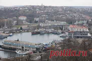 Губернатор Севастополя подтвердил падение военного самолета. В Крыму в море упал военный самолет, пилот катапультировался. Эту информацию подтвердил губернатор Севастополя Михаил Развожаев. Пилота подобрали спасатели на расстоянии двухсот метров от берега. Его жизни ничего не угрожает, уточнил глава города. Гражданские объекты не пострадали.