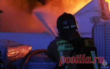 В Раменском произошел пожар на складе с полиэтиленом. Площадь возгорания составила 2 тыс. кв. м