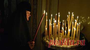 Благодатный огонь доставили в Киево-Печерскую лавру канонической УПЦ