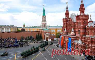 Большинство россиян считают необходимым проводить парад на Красной площади. Согласно опросу, более половины россиян смотрят трансляцию военного парада