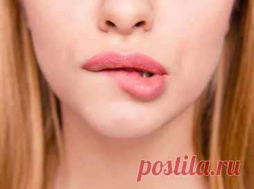 О каких проблемах говорит сухая кожа губ Потрескавшаяся и сухая кожа губ далеко не всегда является «обычным делом» и может сигнализировать о серьезном сбое в организме.