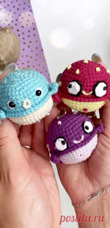 PDF Рыба Фугу крючком. FREE crochet pattern; Аmigurumi toy patterns. Амигуруми схемы и описания на русском. Вязаные игрушки и поделки своими руками #amimore - брелок в виде рыбы, маленькая рыбка фугу, fish, pescado, pesce, Fisch, ryby, peixe, balık, kala, poisson, fisk, kala. Amigurumi doll pattern free; amigurumi patterns; amigurumi crochet; amigurumi crochet patterns; amigurumi patterns free; amigurumi today.