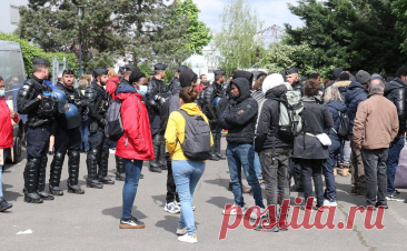 Полиция разогнала крупнейший во Франции сквот мигрантов. Полиция разогнала сквот мигрантов в пригороде Парижа Витри-сюр-Сен, который считался крупнейшим во Франции, пишет Le Figaro.