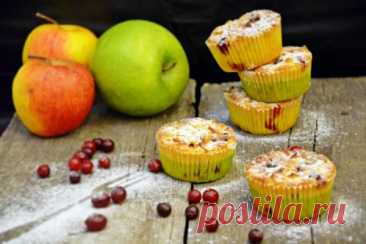 ღМини пироги с двумя сортами яблок и ягодами