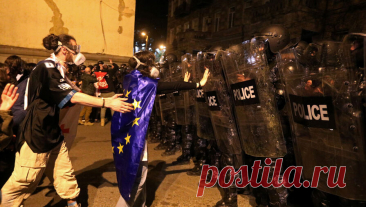 В Тбилиси начались стычки протестующих с полицией. В Тбилиси у Дома правительства начались столкновения между протестующими против законопроекта об иностранных агентах и сотрудниками полиции. Об этом сообщает ТАСС. Правоохранители пытаются оттеснить митингующих. При этом демонстранты ...