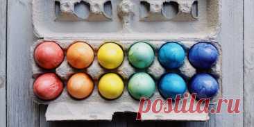 Как покрасить яйца на Пасху натуральными и искусственными красителями - Лайфхакер