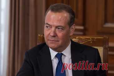 Медведев поздравил россиян советским плакатом с Зеленским. Украинский лидер предстал в образе Гитлера