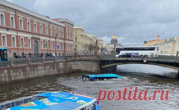 В Петербурге рейсовый автобус с людьми упал в Мойку. В реку Мойку в Петербурге упал автобус, в воде могут находиться до 20 человек, сообщила «Фонтанка».