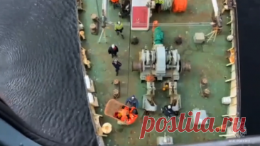 В Охотском море с судна эвакуировали рыбака с признаками аппендицита