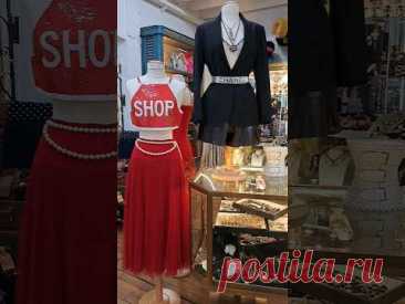 Красное и чёрное - красивое сочетание нарядов на витрине! #vintage #sorts #shorts #chanel #dior