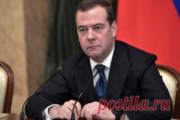 Медведев указал на поразительные противоречия в риторике Запада. Зампред Совбеза РФ заявил, что заявления западных политиков сложно понять.