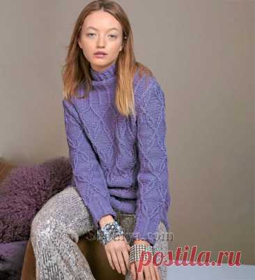 Классический пуловер приглушенного сиреневого цвета связан спицами переплетающимися рельефными ромбами из 100% шерсти.