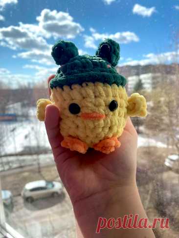 PDF Уточка в шапке лягушонка крючком. FREE crochet pattern; Аmigurumi toy patterns. Амигуруми схемы и описания на русском. Вязаные игрушки и поделки своими руками #amimore - маленький утёнок из плюшевой пряжи, плюшевая уточка, утка, птица, птичка.