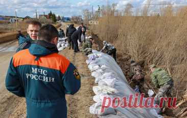 Укрепление дамбы в Кургане и возвращение детей в школы в Орске. Ситуация с паводками в РФ