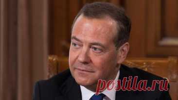 Медведев поздравил россиян с Днем Победы
