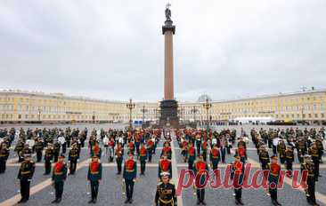 На Дворцовой площади Петербурга прошла генеральная репетиция парада Победы. Новинкой парада станут театрализованные сцены &quot;Ленинградская победа&quot;