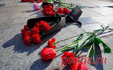 В Латвии возбудили дело за возложение цветов к снесенному «Алеше». Латвийская полиция возбудила уголовное дело против мужчины, который несколько раз возложил цветы к месту, где раньше стоял памятник советским воинам — освободителям Латвии от немецко-фашистских захватчиков в Резекне, известному как «Алеша».