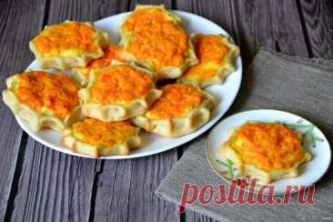 Скландраусис Скландраусис - старинное блюдо латышской кухни. В кулинарной литературе на русском языке иногда именуется "Скландским пряником". По сути - это пирожки с начинкой из моркови и картофеля.