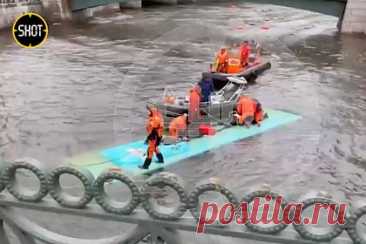 Автобус с пассажирами утонул в реке после ДТП в Петербурге и попал на видео
