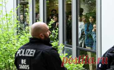 Полиция разогнала пропалестинскую акцию в Свободном университете Берлина. На территории Свободного университета Берлина прошла пропалестинская акция протеста, ее разогнали полицейские, сообщает Bild.