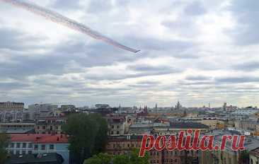 В Москве прошла репетиция авиационной части парада Победы. Над Красной площадью прошли как минимум две группы самолетов
