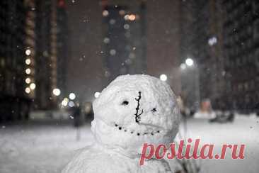 В Москве последнего снеговика обнаружили с грустным лицом
