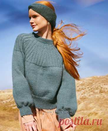 Мягкий женственный пуловер из мохера с шелком с пышными рукавами и круглой кокеткой связанной веерообразным рельефным узором.