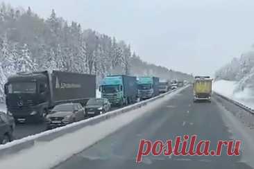 Машины застряли в 30-километровой пробке на трассе Пермь — Екатеринбург